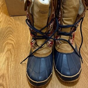 Khombu Navy and Tan Winter Boots